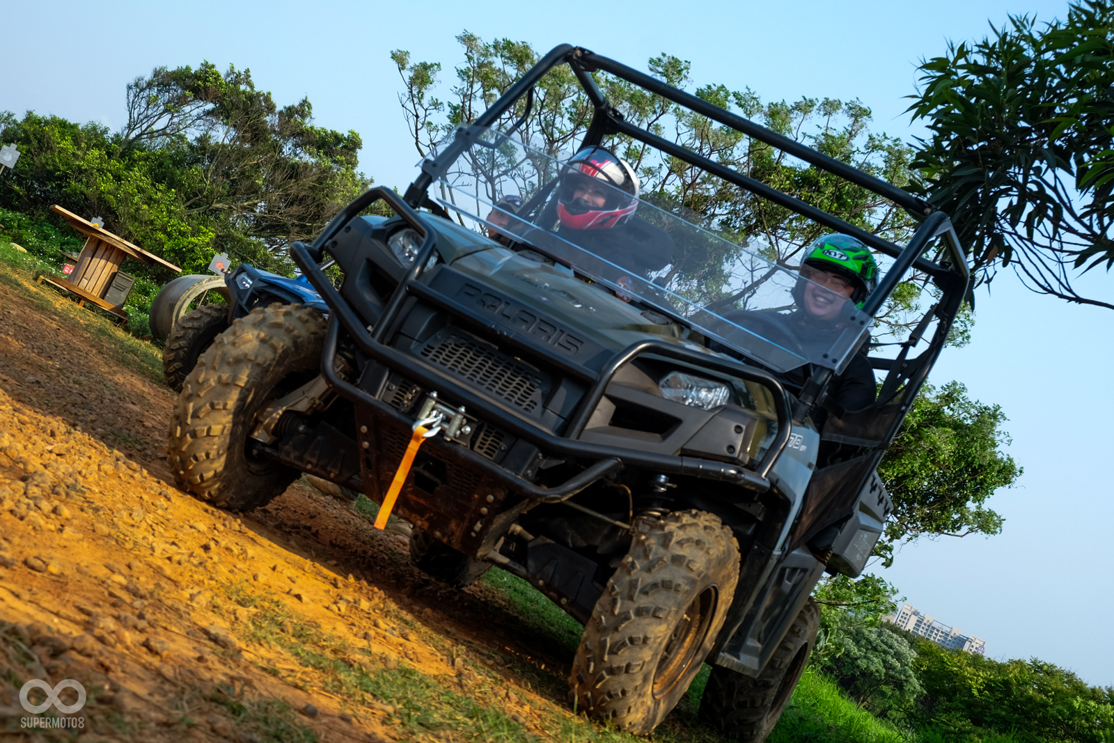 UTV不同於ATV，採用汽車形式的駕駛、乘坐方式，在使用上能有更多樣的變化