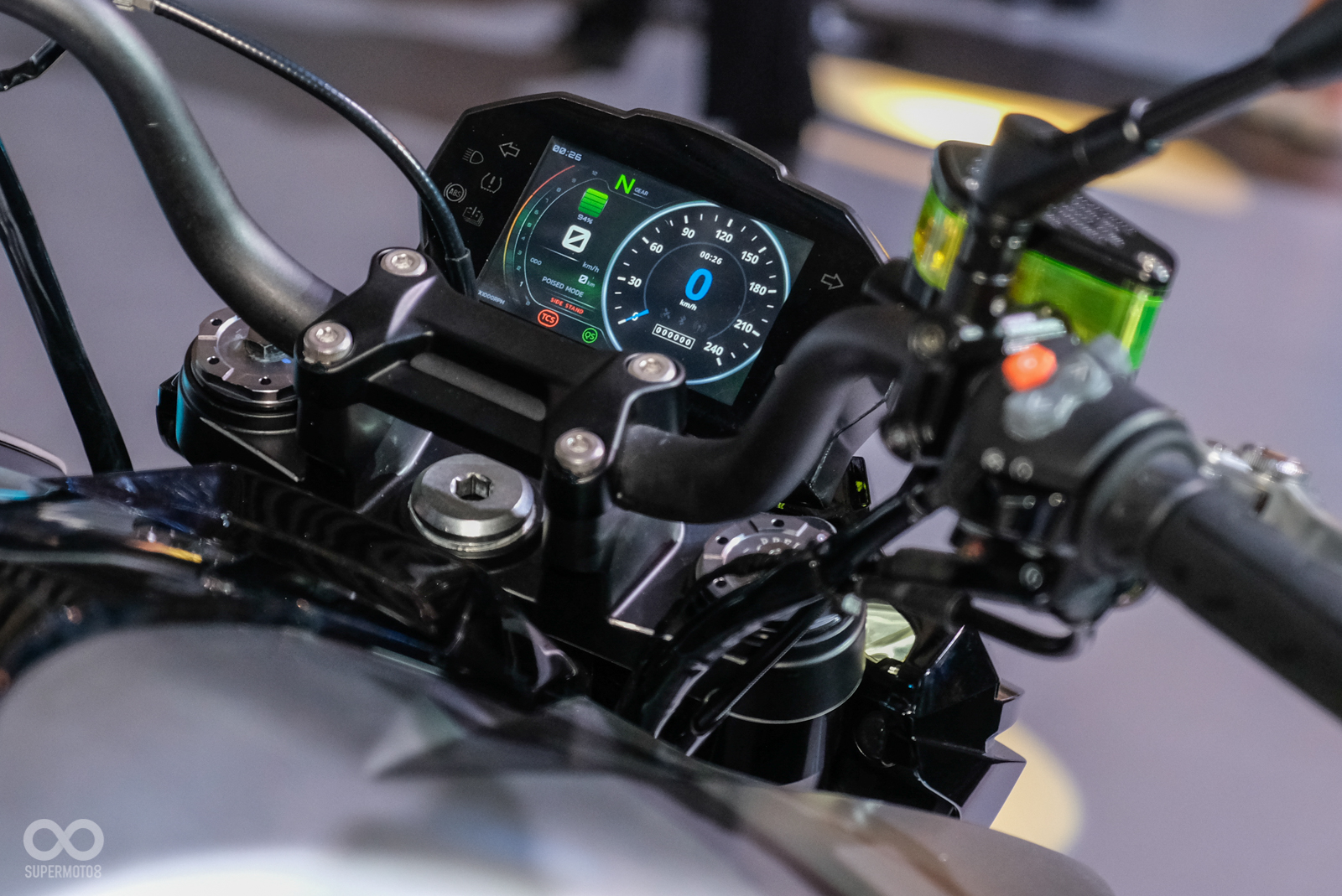 全彩液晶儀表內可以看到檔位、時速、電控、騎乘模式和電量顯示