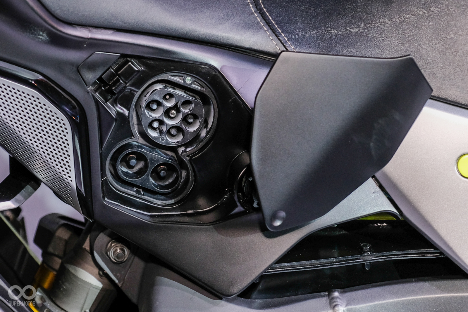 現場實車上能看到插電插孔