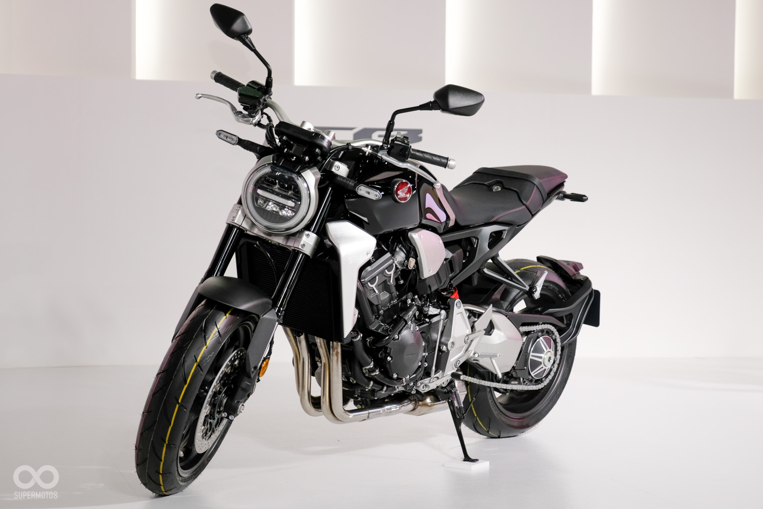 11月剛在米蘭首演的CB1000R正式抵台且公佈預售價格。