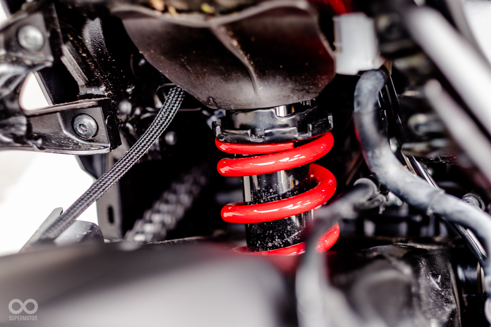 後懸吊為多連桿預載可調單槍中置避震器