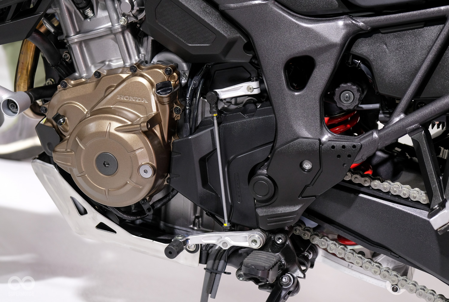 熟悉的打擋桿，驗明本次引進MT版本販售。