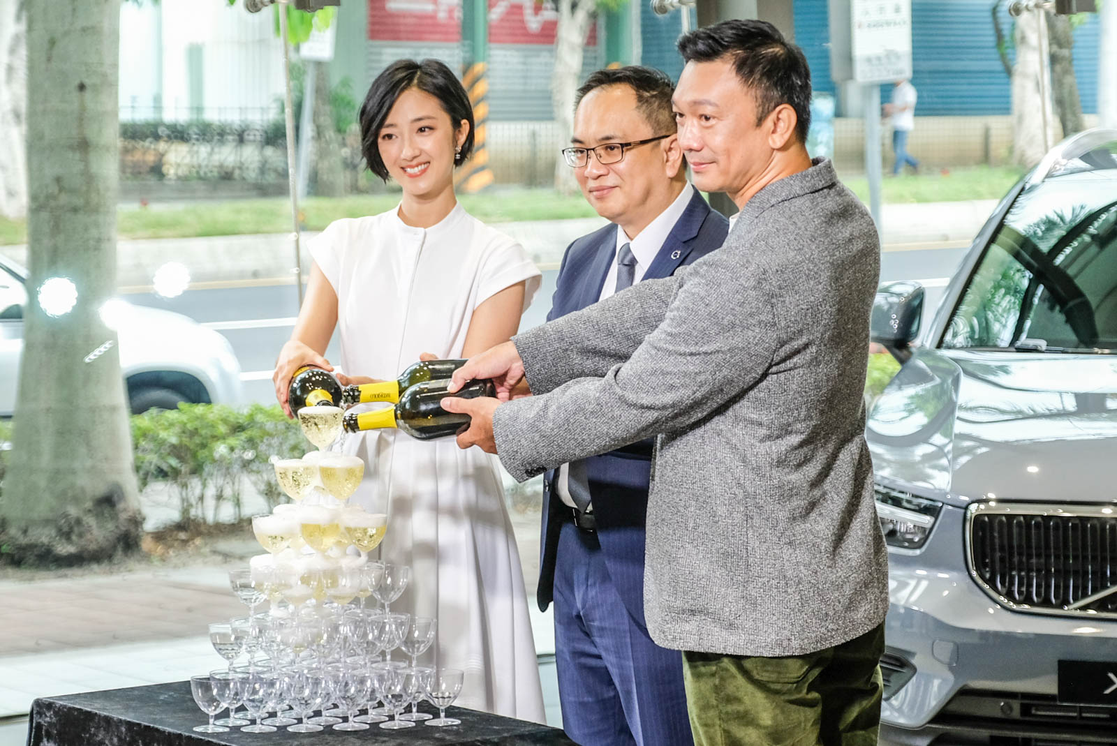 國際富豪汽車總裁陳立哲先生，與桂綸鎂、黃信堯，兩位知名演員與導演，一同迎接新車上市