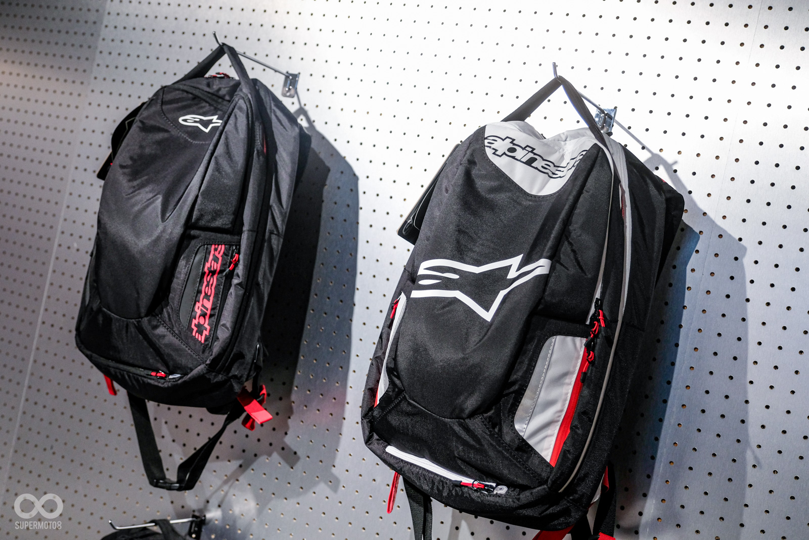 除了人身部品外，還有背包等豐富的潮流服務、配件