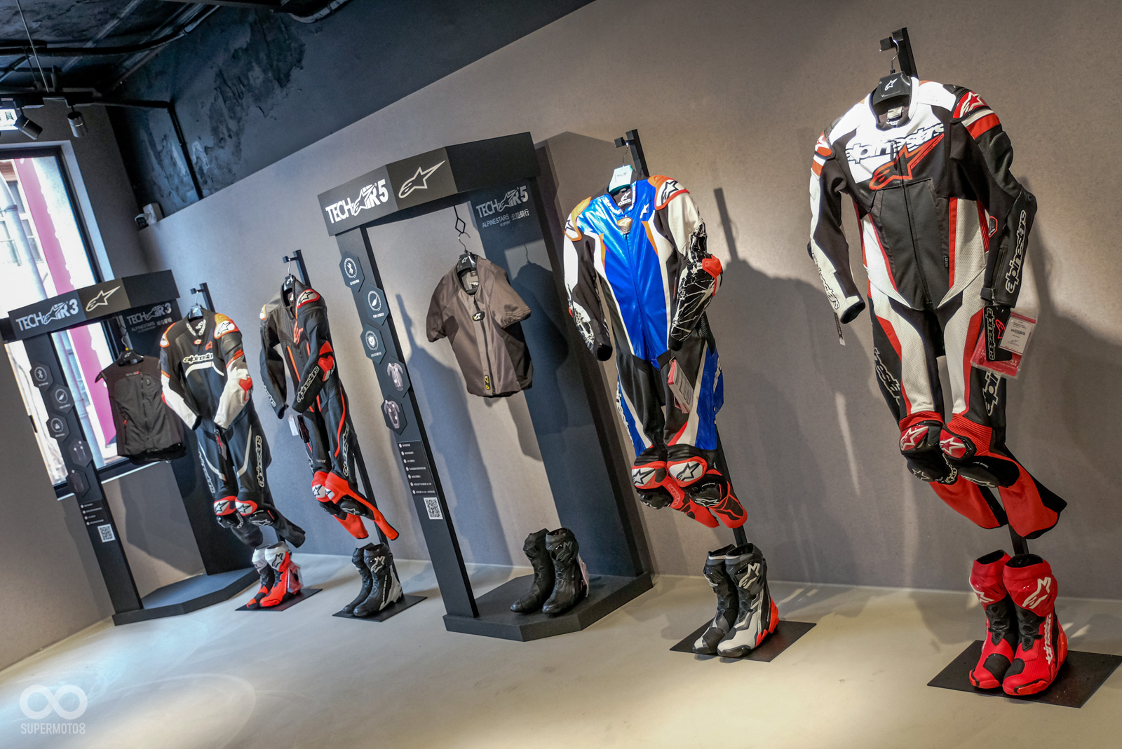 現場也展有全系列的ALPINESTARS連身皮衣