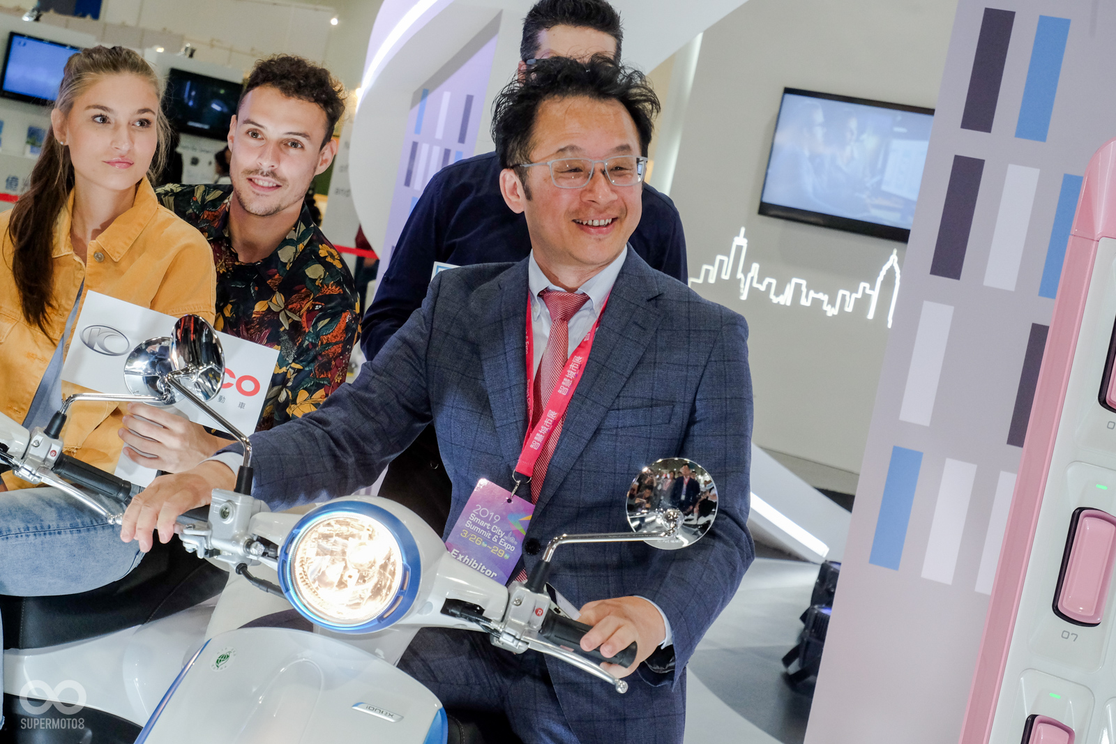 KYMCO吳嘉益協理也親自上陣示範電池更換