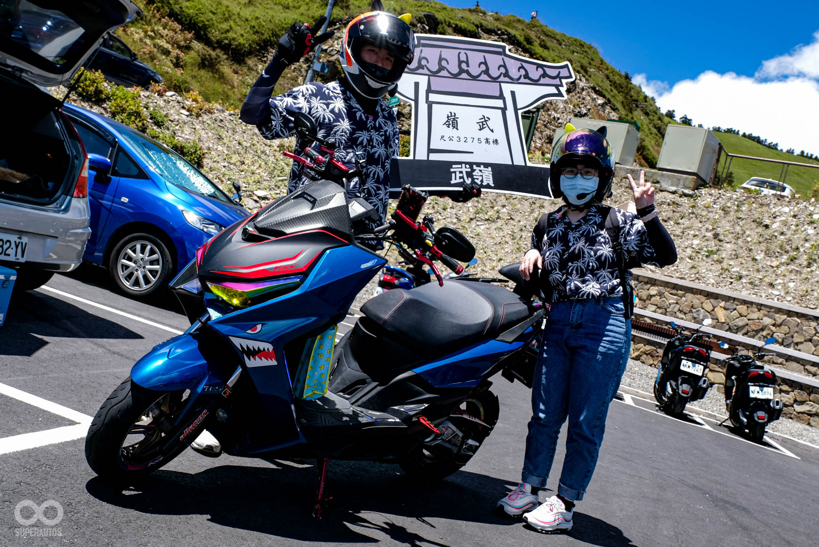 這兩位雙載上武嶺的車友，對於KRV的過彎、動力感到非常滿意