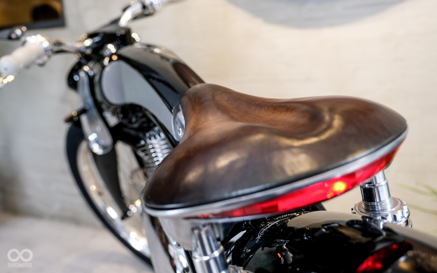 前後燈具皆為LED,頭燈具備光感應啟動,尾燈則是與方向燈整合