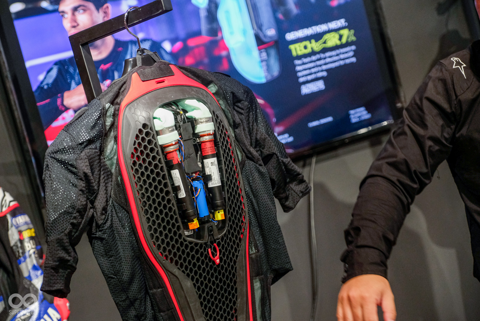 龜背內藏有兩組氣瓶，支援兩次爆炸充氣；氣瓶也能讓使用者自行更換，省去以往使用後還要送回門市的麻煩