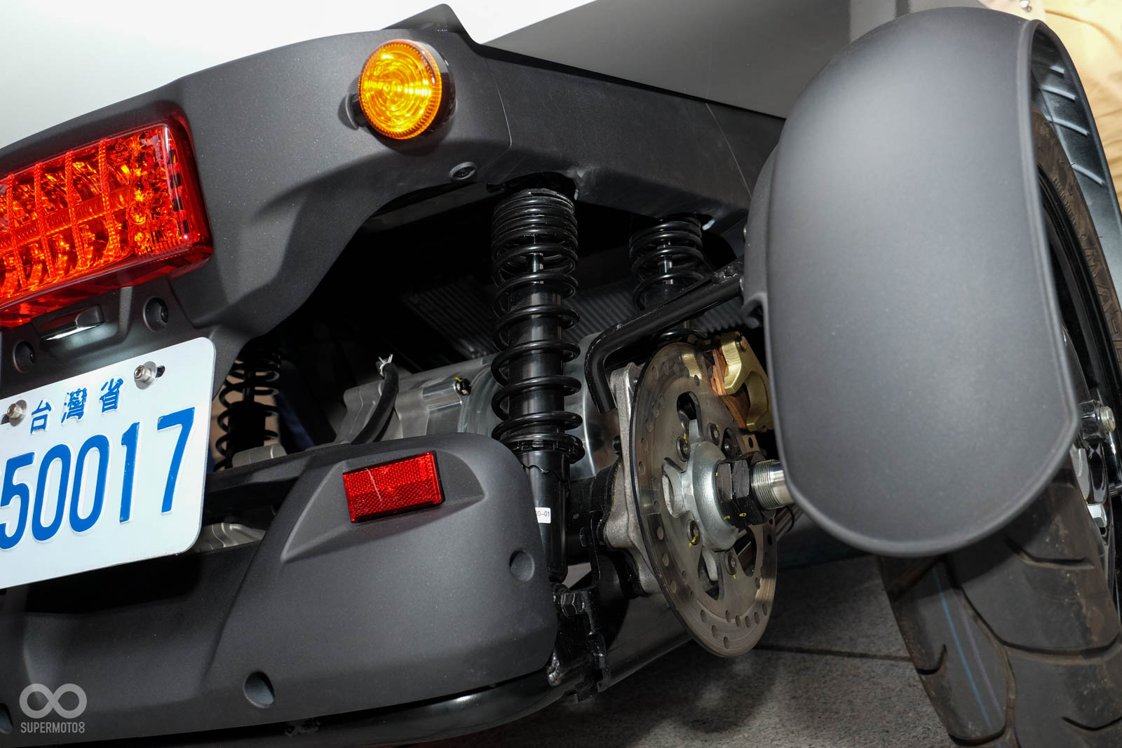 後方使用四懸吊設計,確保車身穩定性之餘也加強載重能力