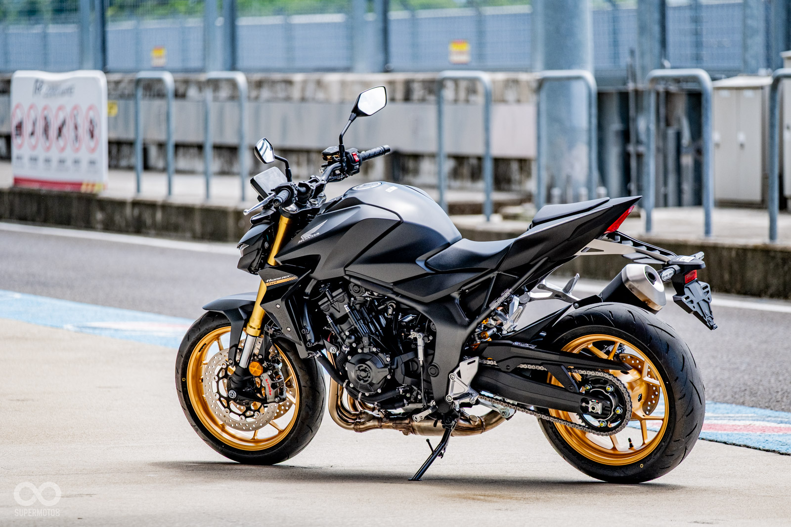 輪框樣式則取自於目前最新的 CBR1000RR-R