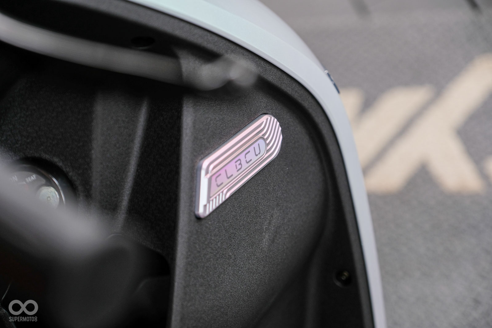 車身上有幻彩的銘牌點綴