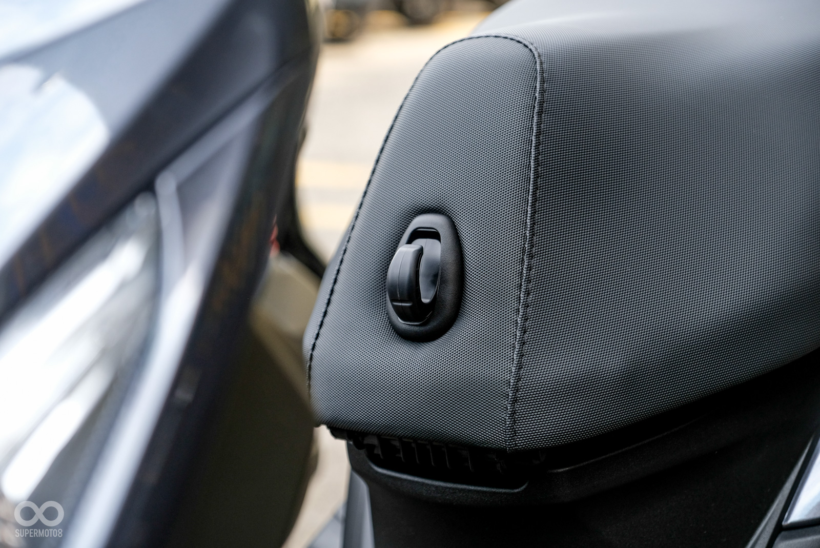 坐墊前端還有一組隱藏式掛鉤