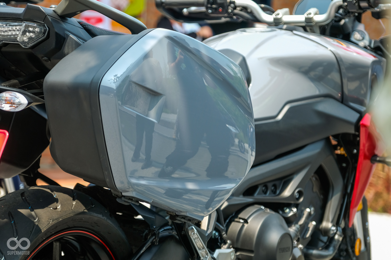 裝上了側箱後的Tracer 900 GT，整體的視覺看來更為飽滿充實