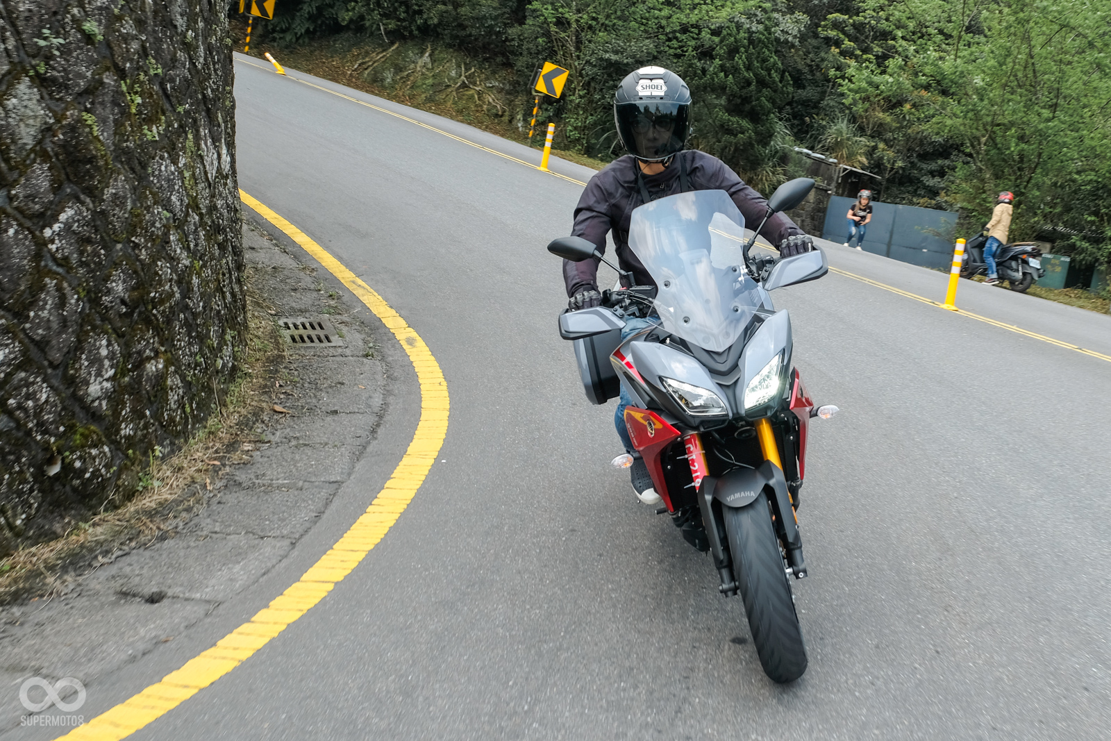 受益於懸吊行程加長，Tracer 900 GT在吸收路面震動的能力相當出色，更進一步提升了路況不良時的騎乘舒適度