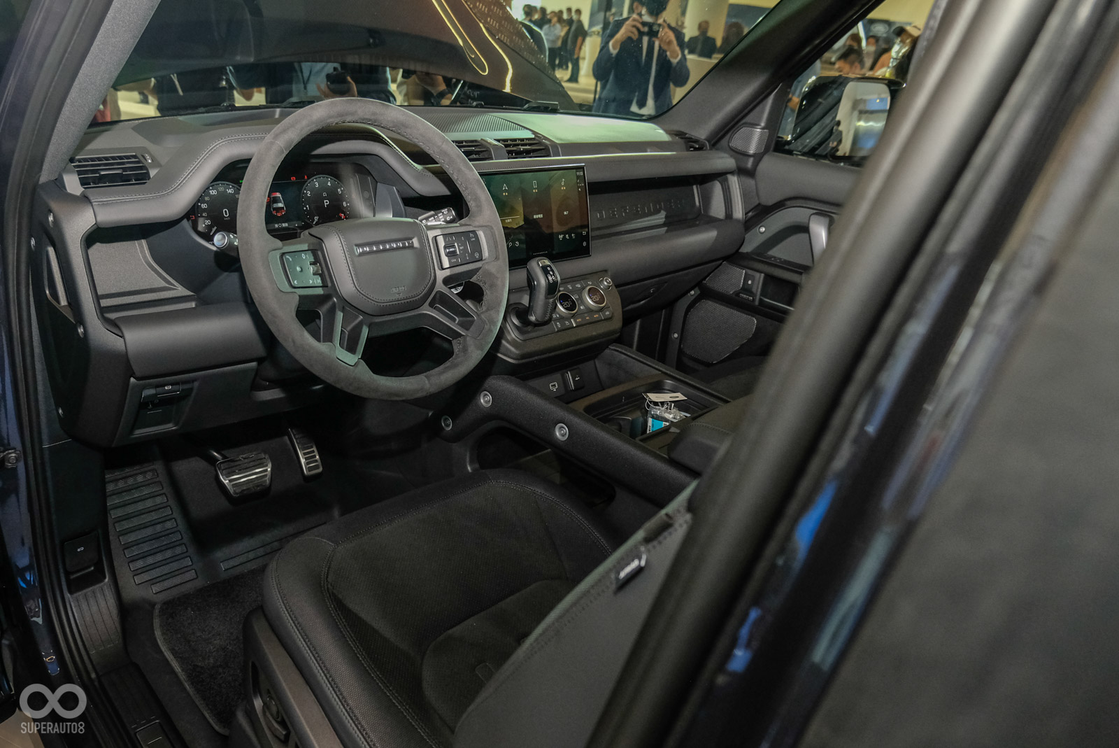 內裝有許多V8 Carpathian Edition專屬細節