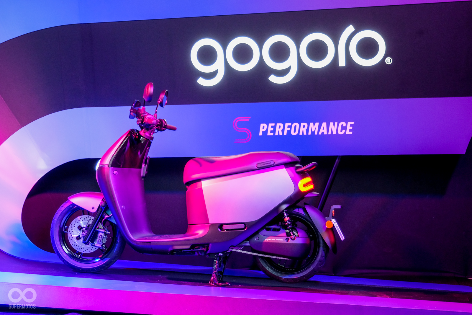 全新的光譜靛車色會根據光線角度不同，呈現出稍微不同的眼色