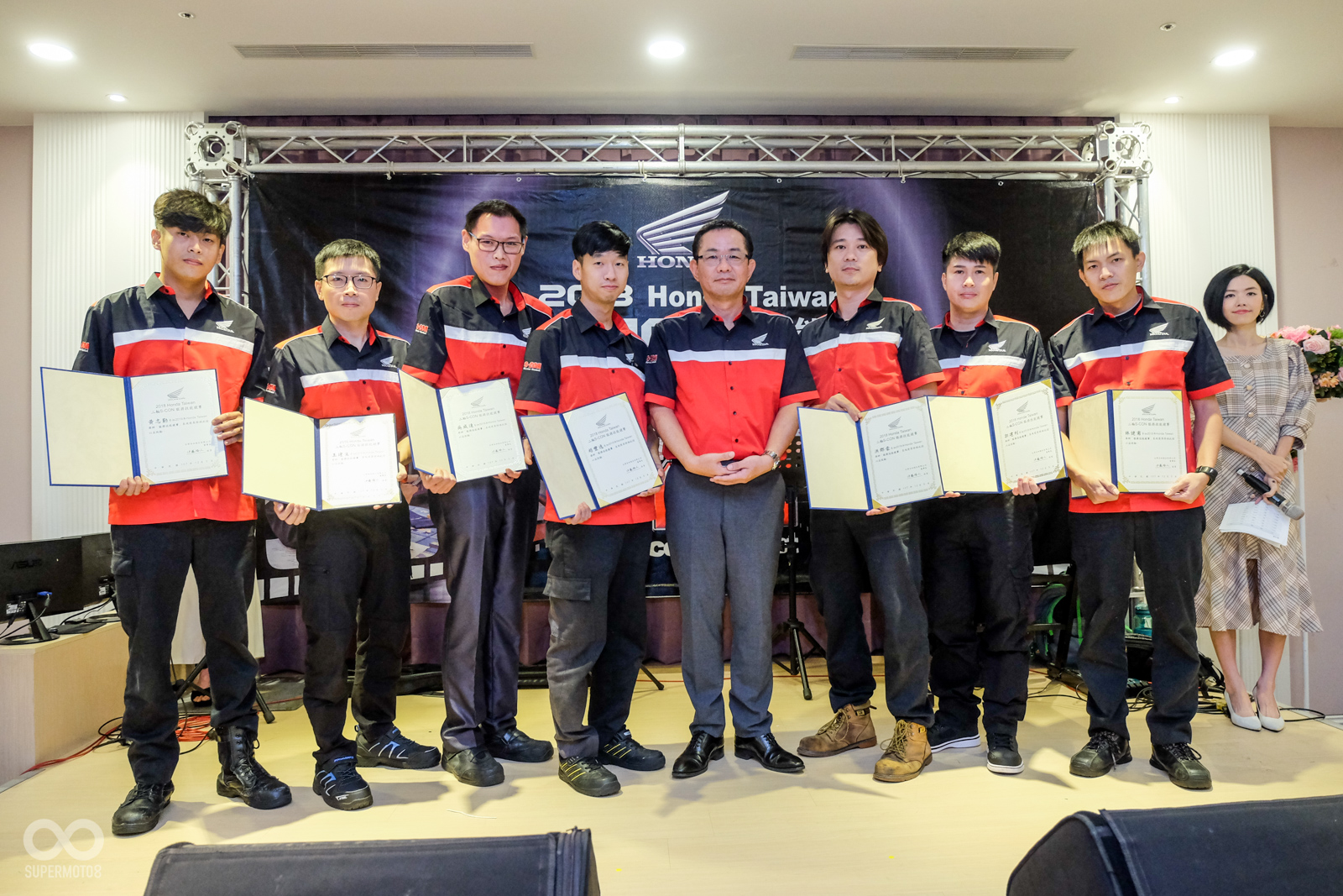 總經理 萬年博之親自將獎項頒發給參與S-CON的技師
