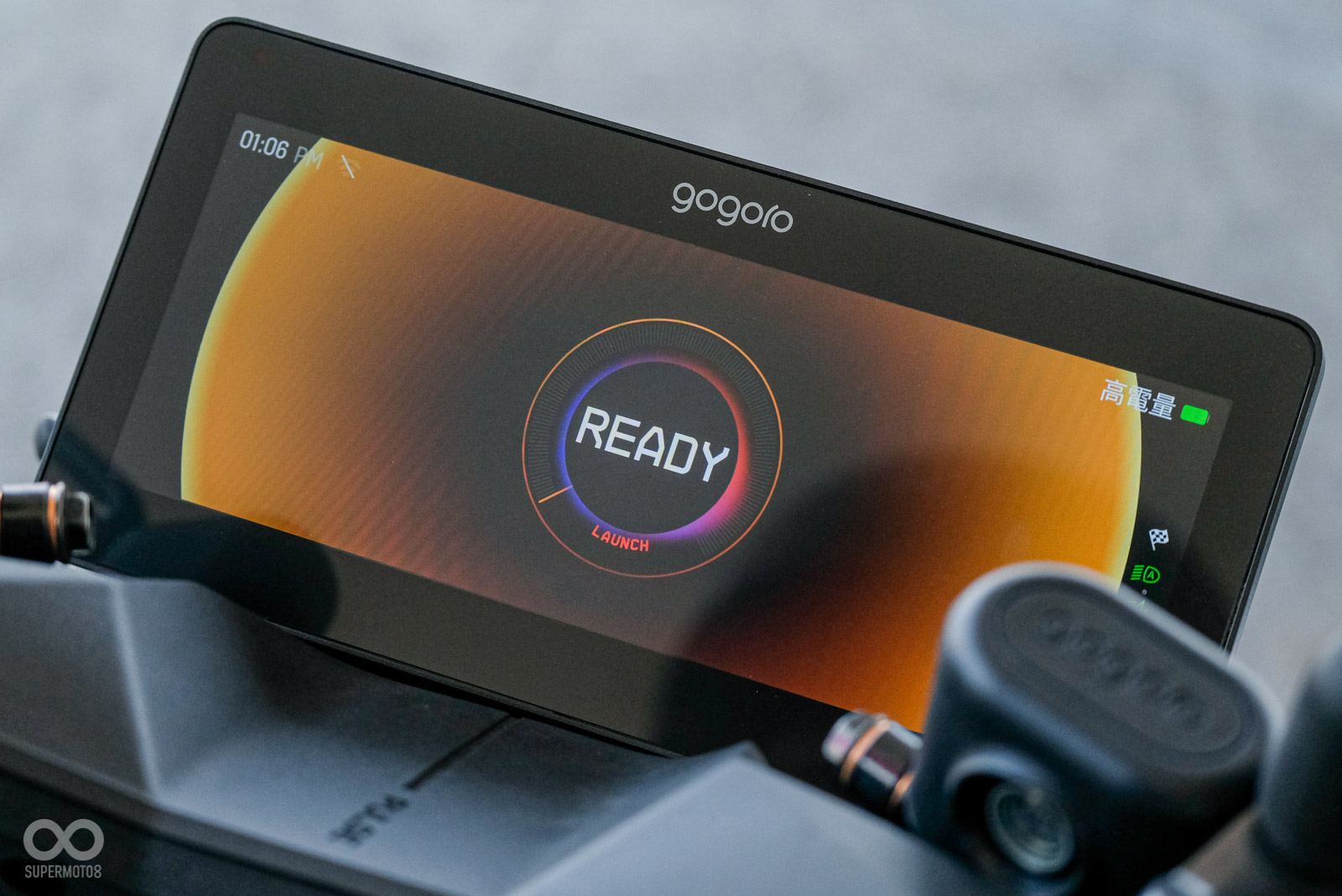 彈射模式下拉住煞車，右手全電門，經過儀表倒數後會呈現 Ready 字樣，此時彈掉左手煞車就可以彈射起步出發