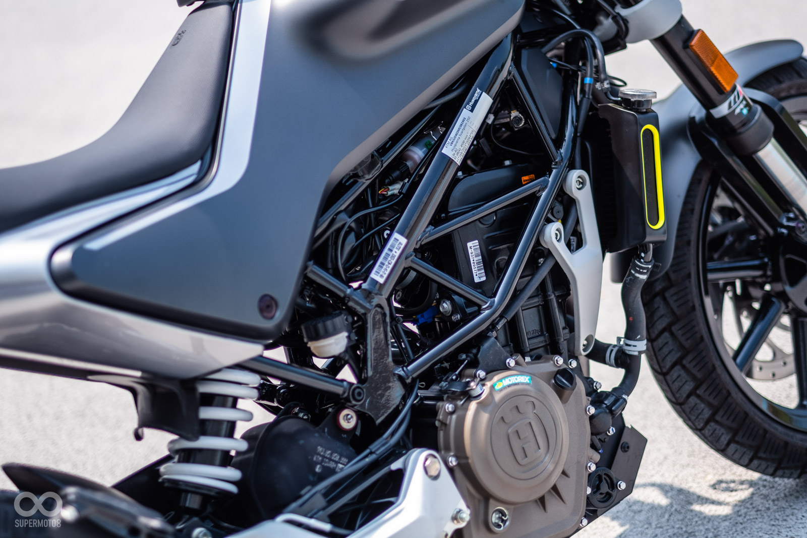 鋼管車架配上248.8 c.c.水冷單缸引擎,有31PS馬力和25Nm扭力