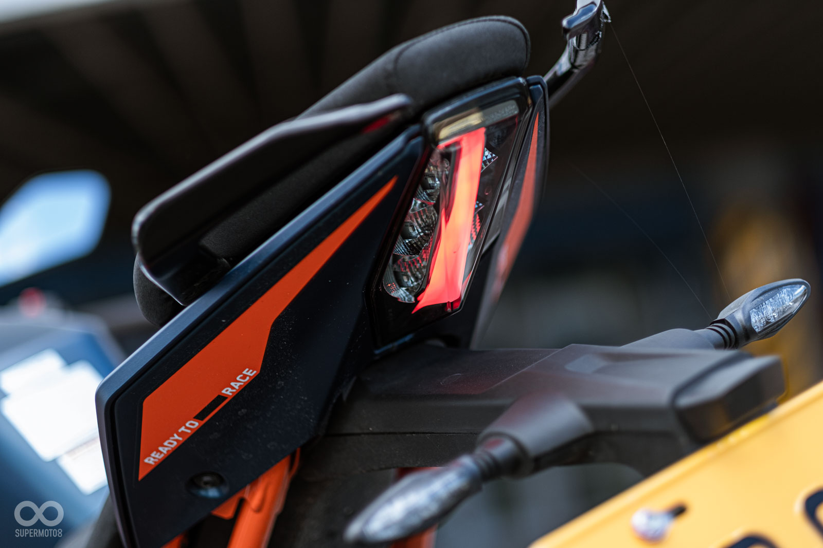 上翹的車尾,配上直立的LED尾燈