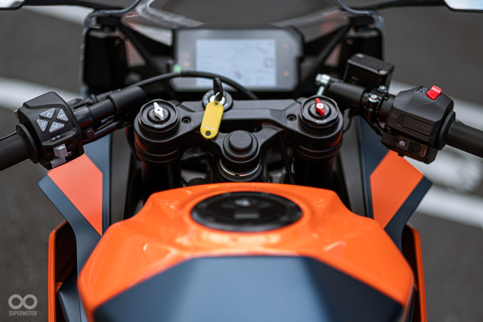 簡潔俐落又充滿戰鬥張力的座艙