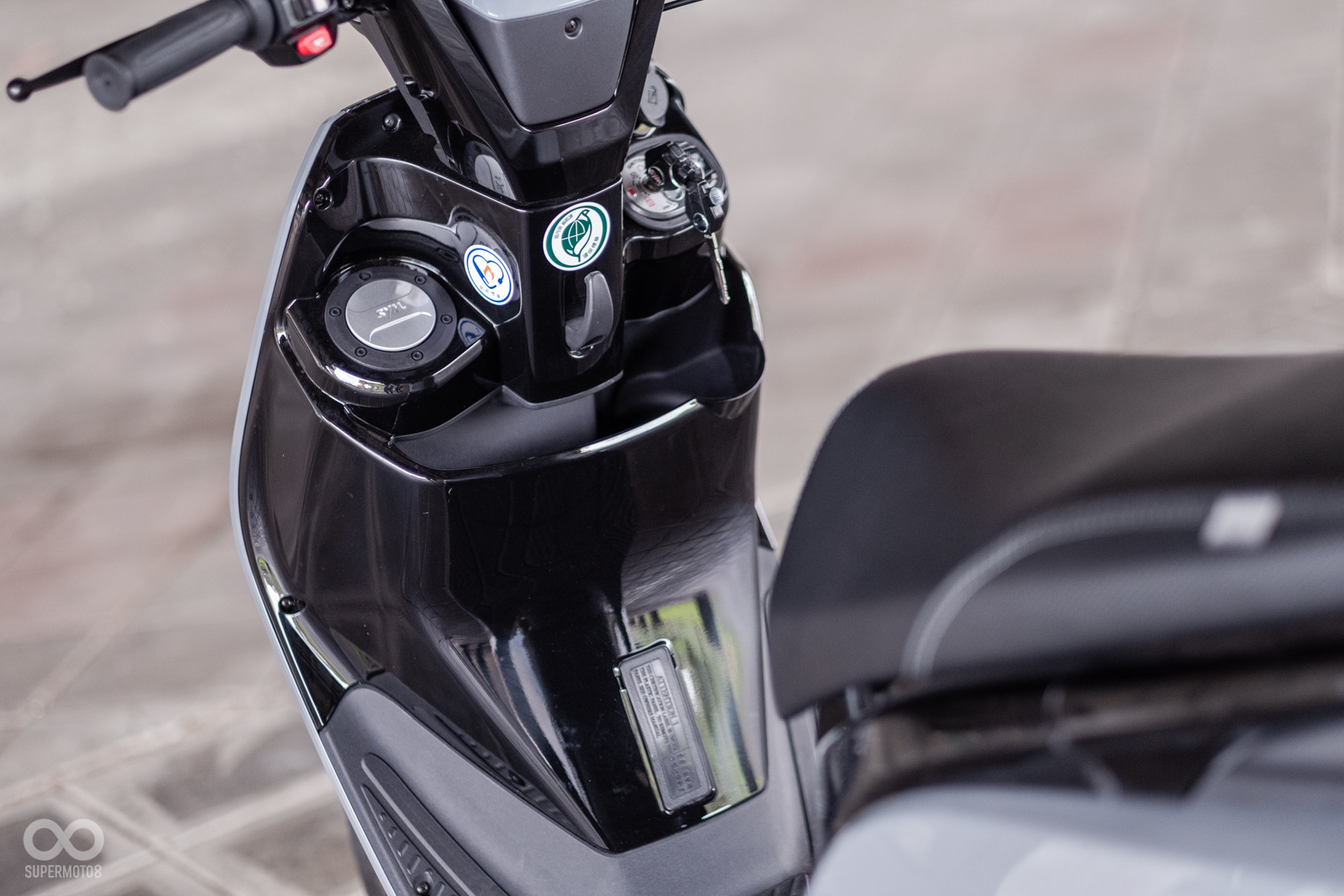 VEGA 125在車頭面板內側，也使用上亮光黑烤漆，讓整車看起來更有質感