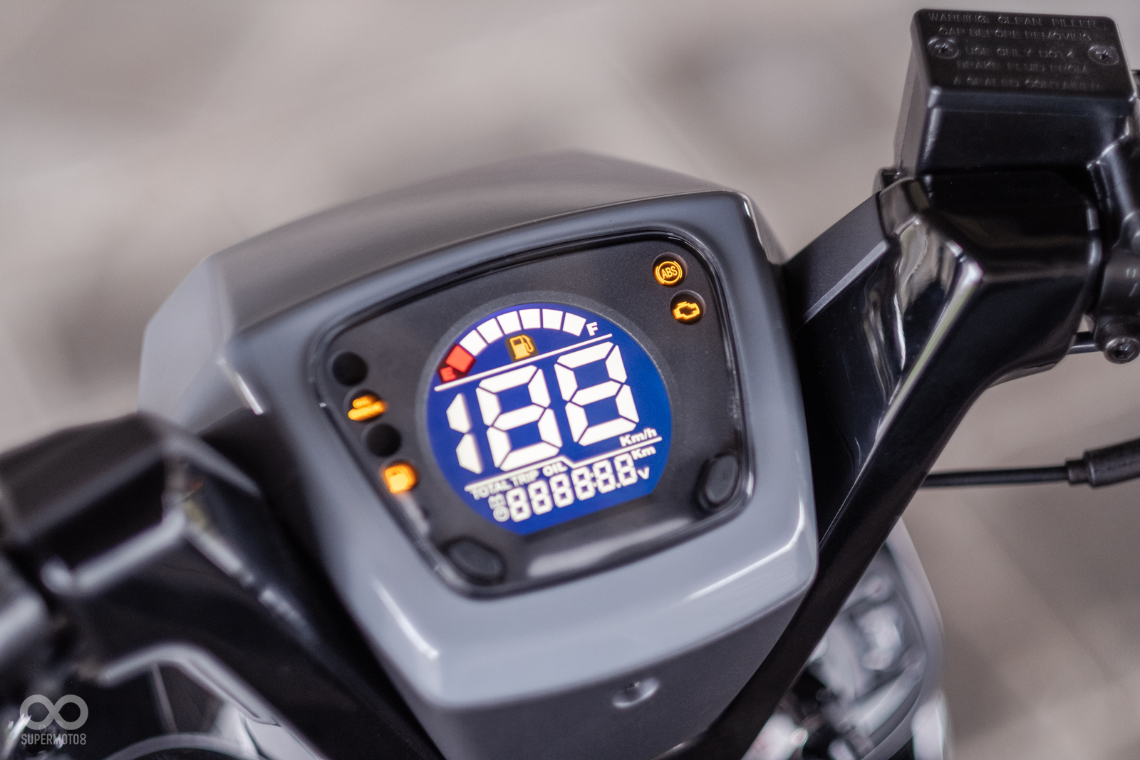 VEGA 125特殊的龍頭設計加上光感應彩色儀表