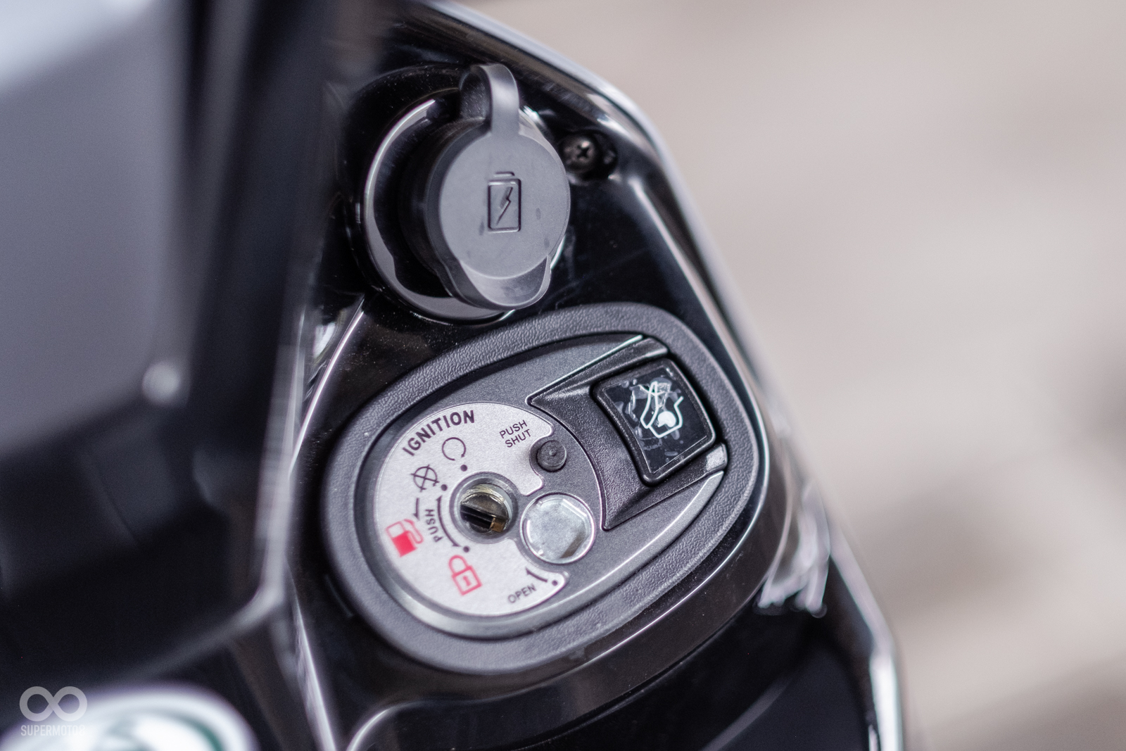 鑰匙孔旁是坐墊開啟開關，上方還有QC2.0的USB充電孔