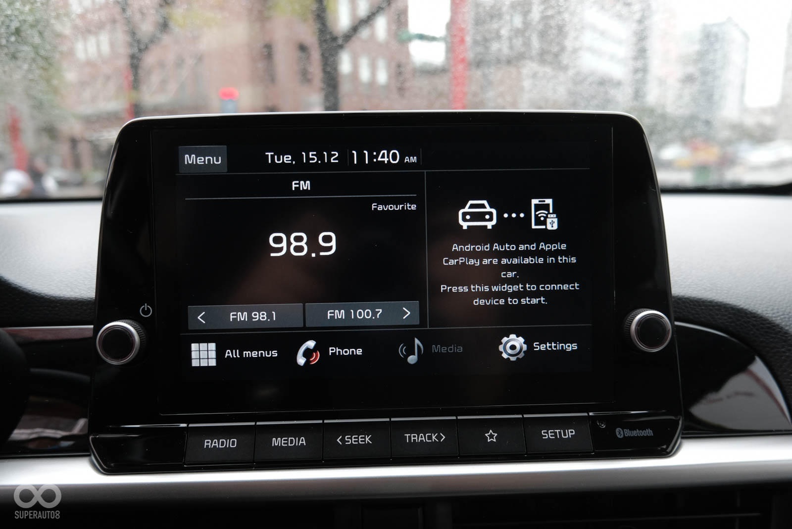 懸浮式8吋多媒體影音觸控系統,還具備無線連結Apple CarplayTM / Android Auto功能