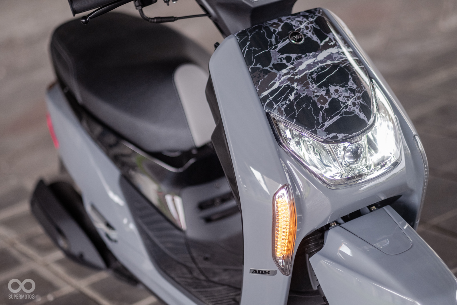 位於車身側面的長條狀方向燈