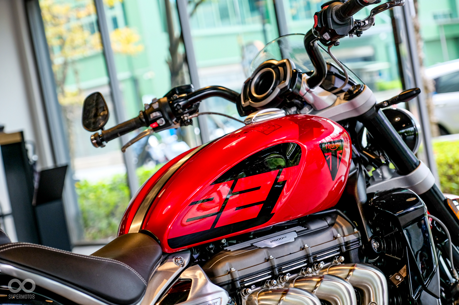 碩大的油箱上印著代表最大扭力的221字樣