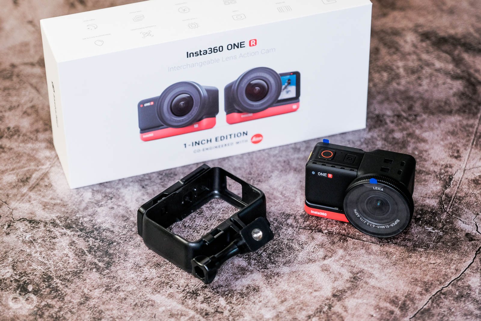 Insta360 ONE R要搭配邊框才能有5米機身防水功能,如果有遇上下雨或戲水時,記得要先裝上邊框!