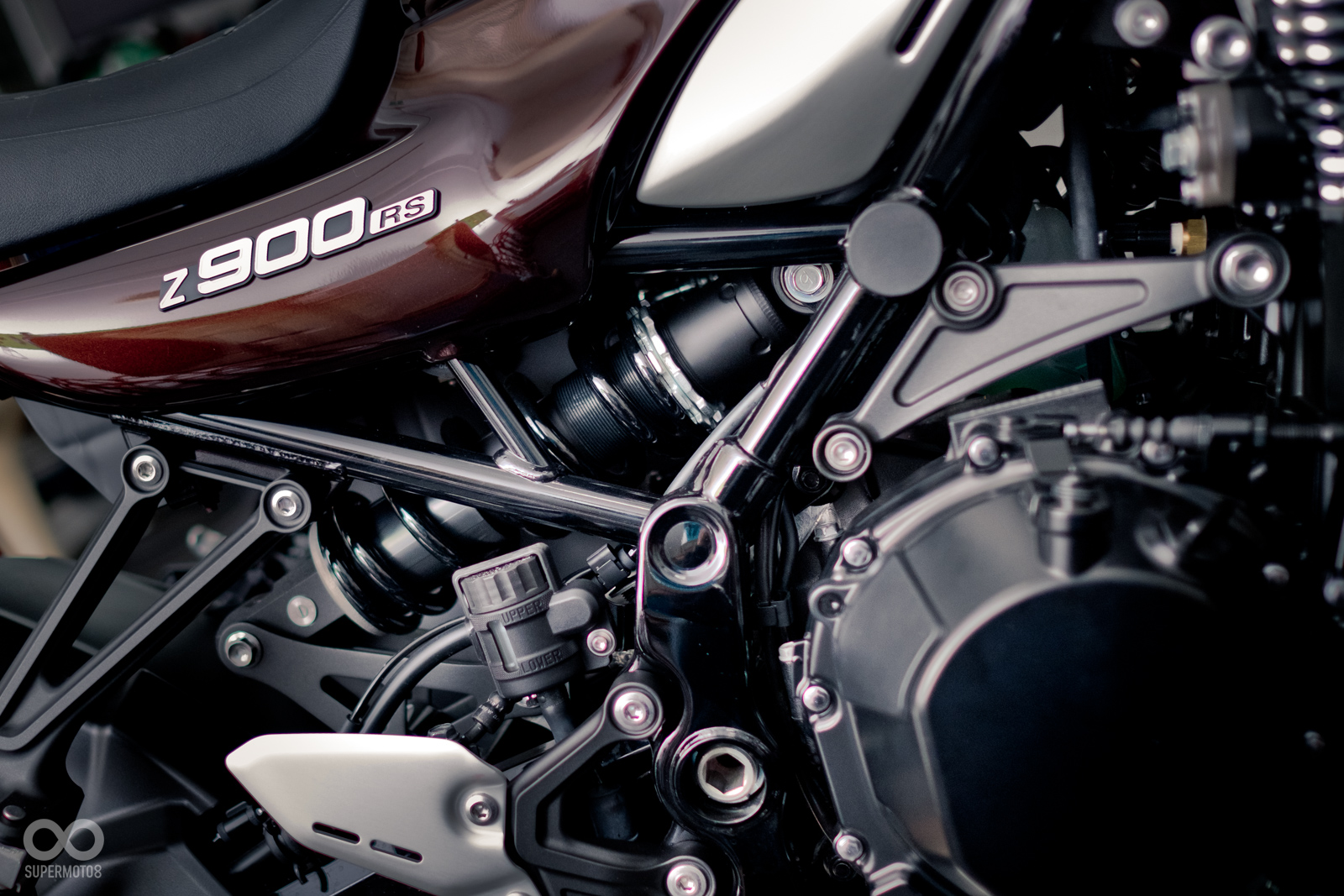 與Z900相同使用輕量化鋼管車架與中置避震器