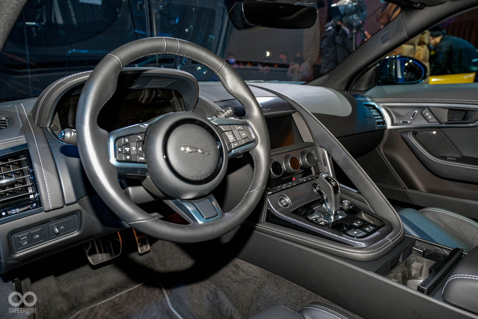 內裝質感相當不錯，使用12.3數位儀表配10吋中控螢幕