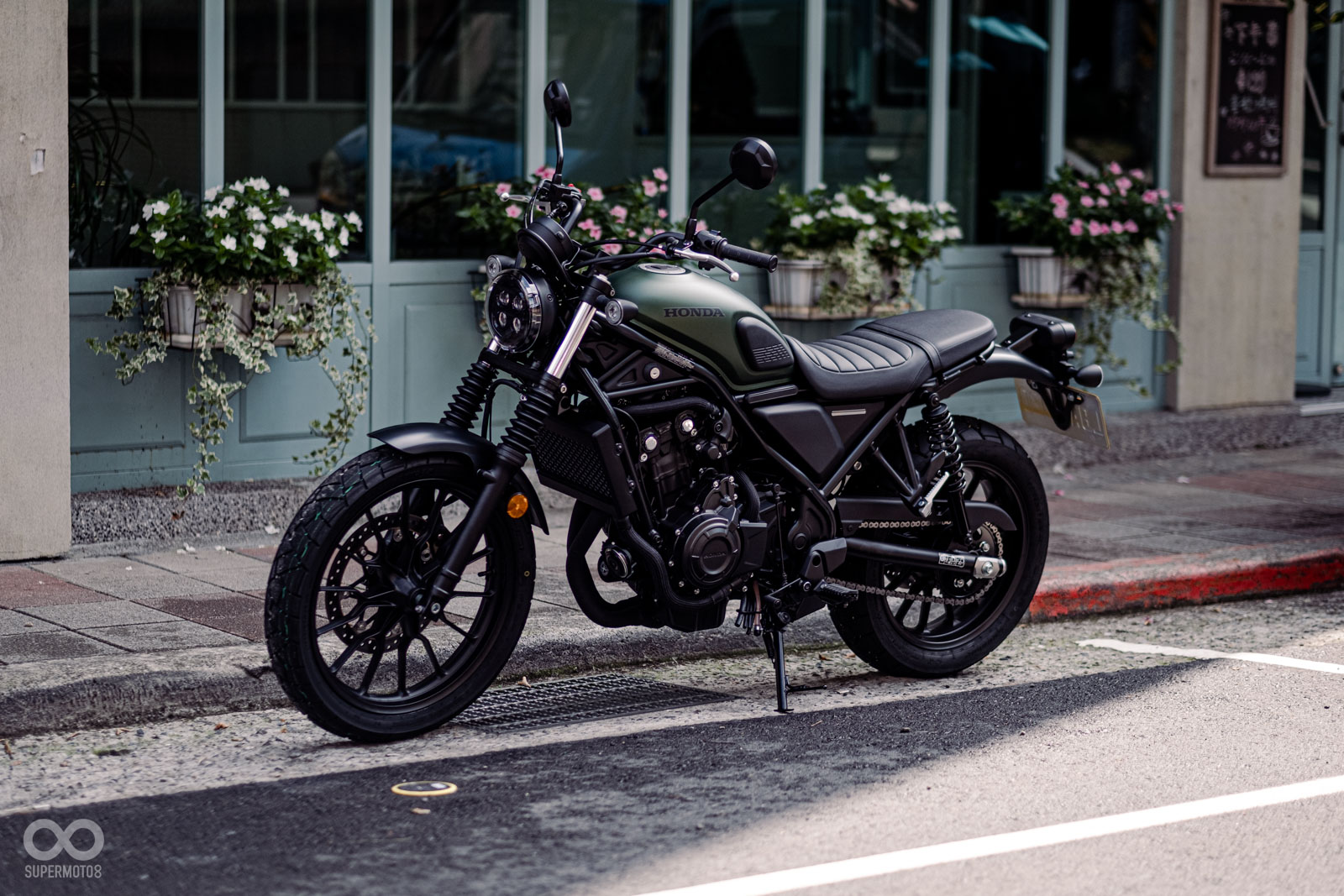 較為高聳的車頭、把手設計,讓這台並列雙缸黃牌Scrambler看起來氣勢十足