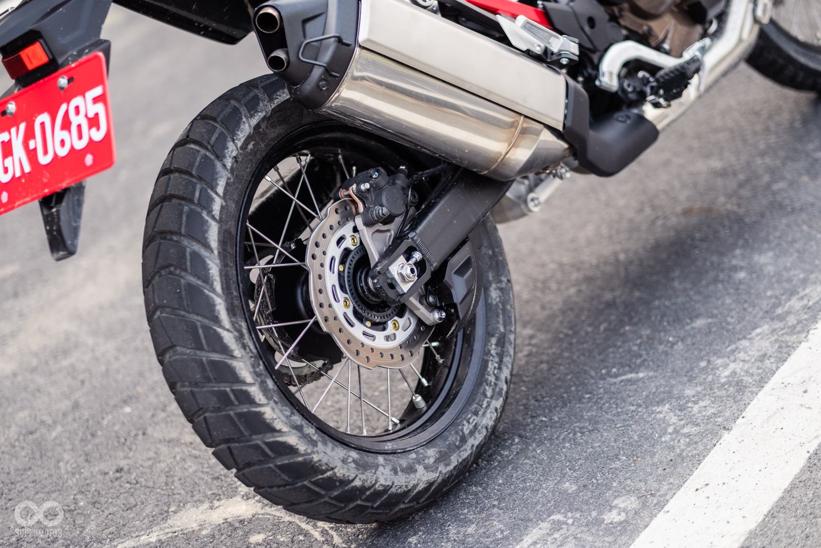 後輪框18吋,配上256mm碟盤與單活塞卡鉗,後輪也擁有手剎車系統