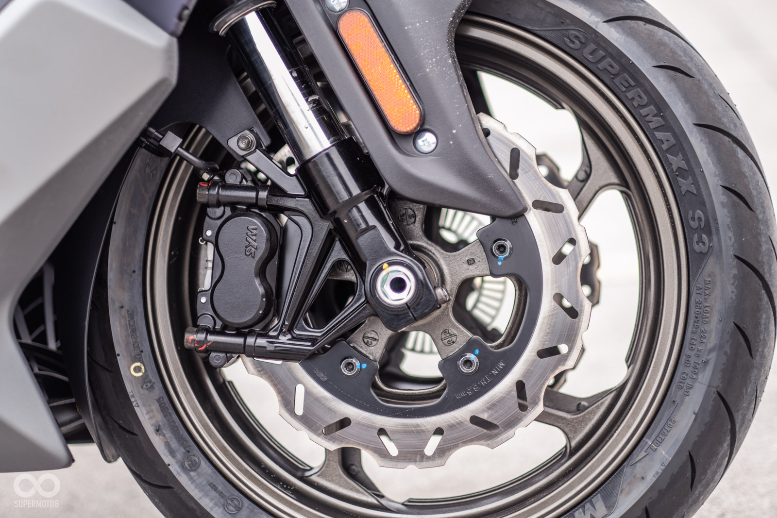 前煞車為輻射對四卡鉗配275mm碟盤