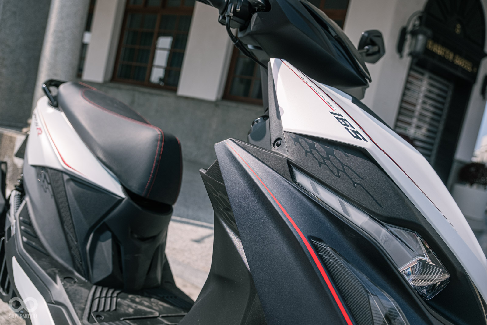 黑色塑料件上還有專屬壓紋提升質感