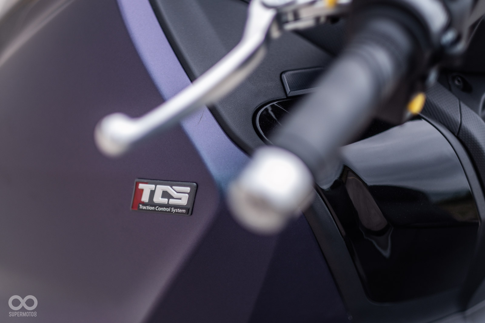 車身上加入TCS銘牌