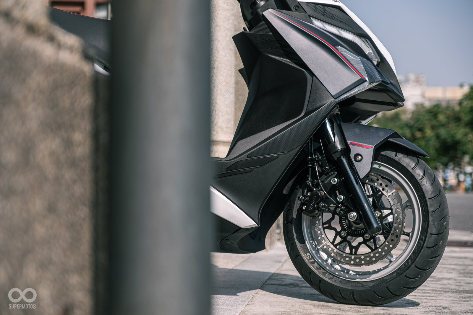 260mm碟盤尺寸相當飽滿,有如原廠改裝車!