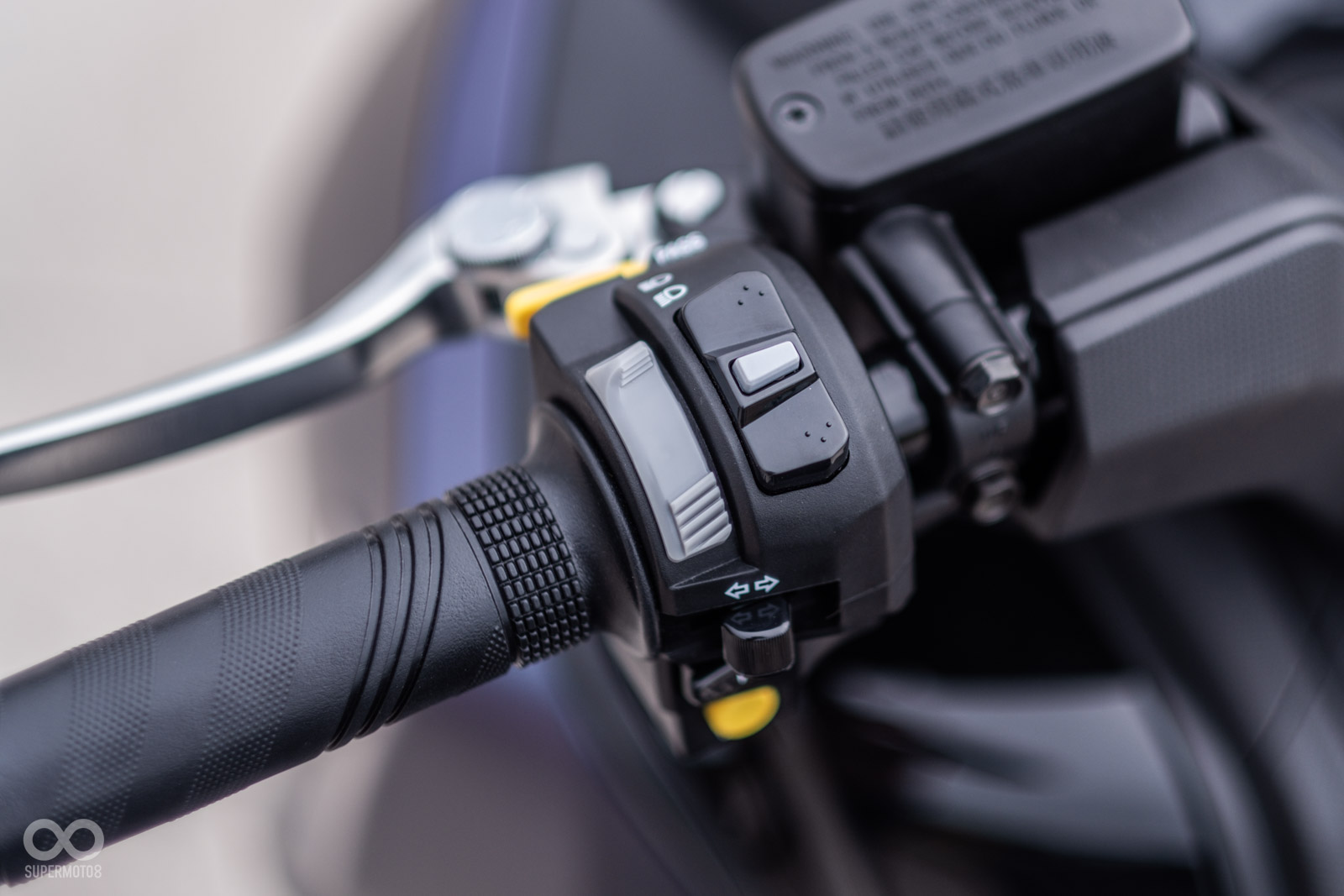 左手開關上有儀表資訊切換鈕，下方黃色則為TCS開關