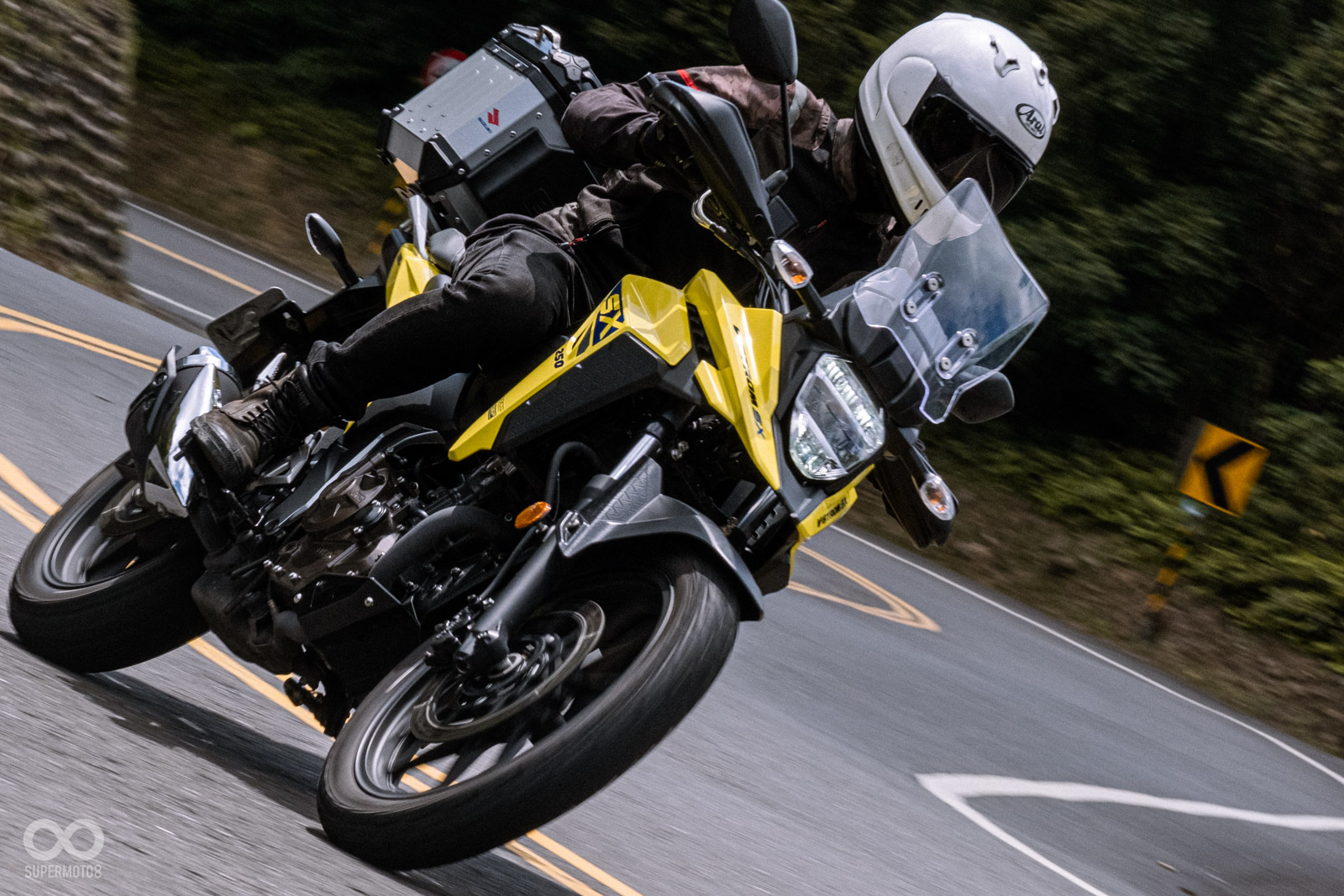 V-STROM 250 SX繼承了大哥1050/650在山路玩樂性十足的家族特色!