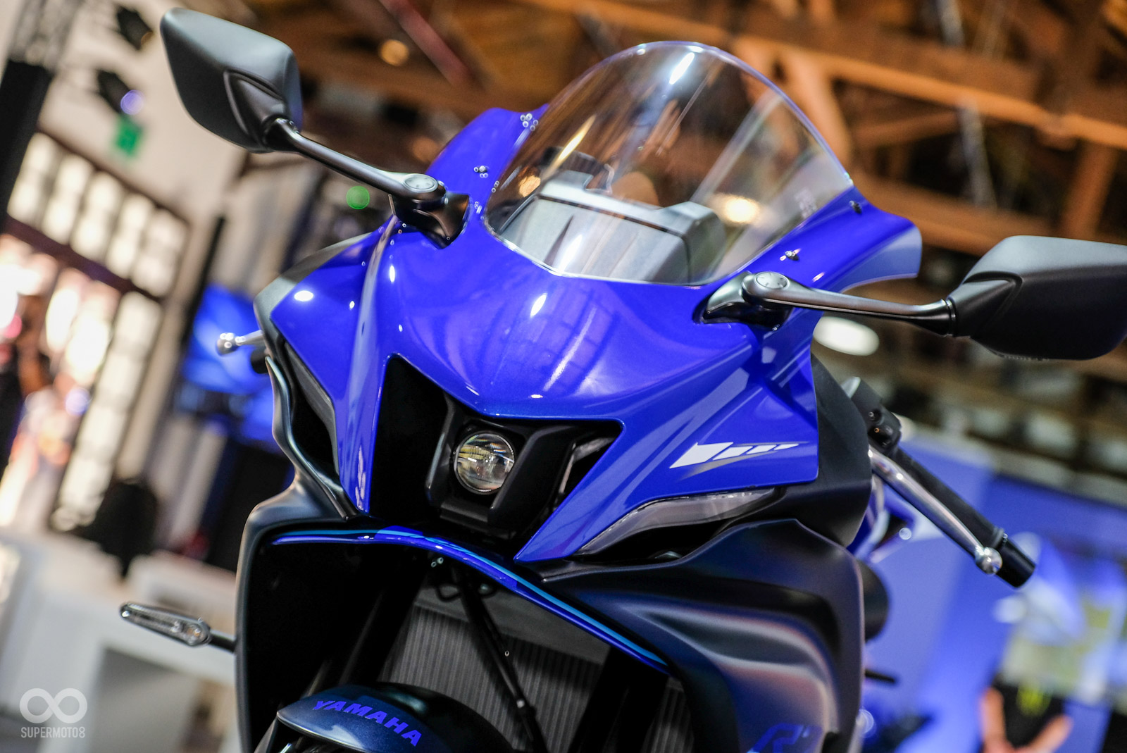 不得不說,這個車頭進氣口內安裝大燈的設計真的相當前衛