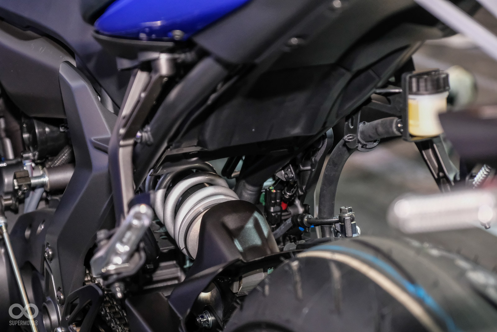 預載、回彈阻尼可調的多連桿中置單槍後避震;前後可調避震真的是誠意滿點的規格