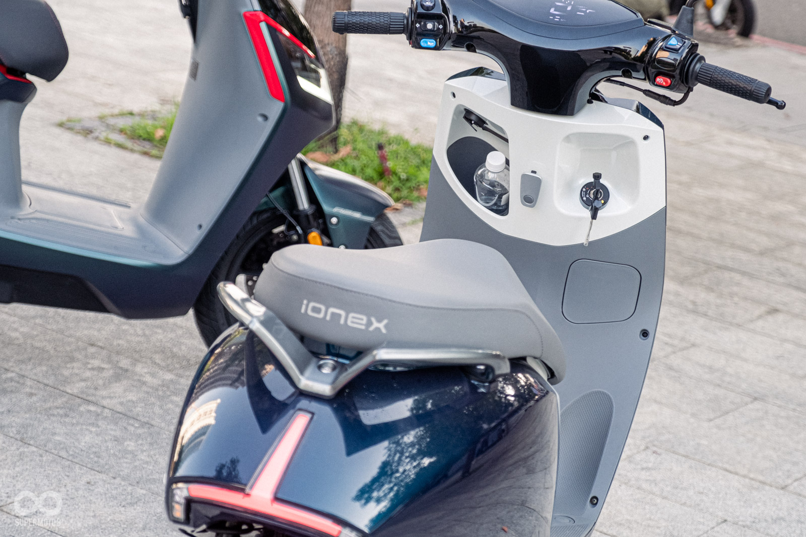 手套箱空間加深，放入600 cc寶特瓶更安穩