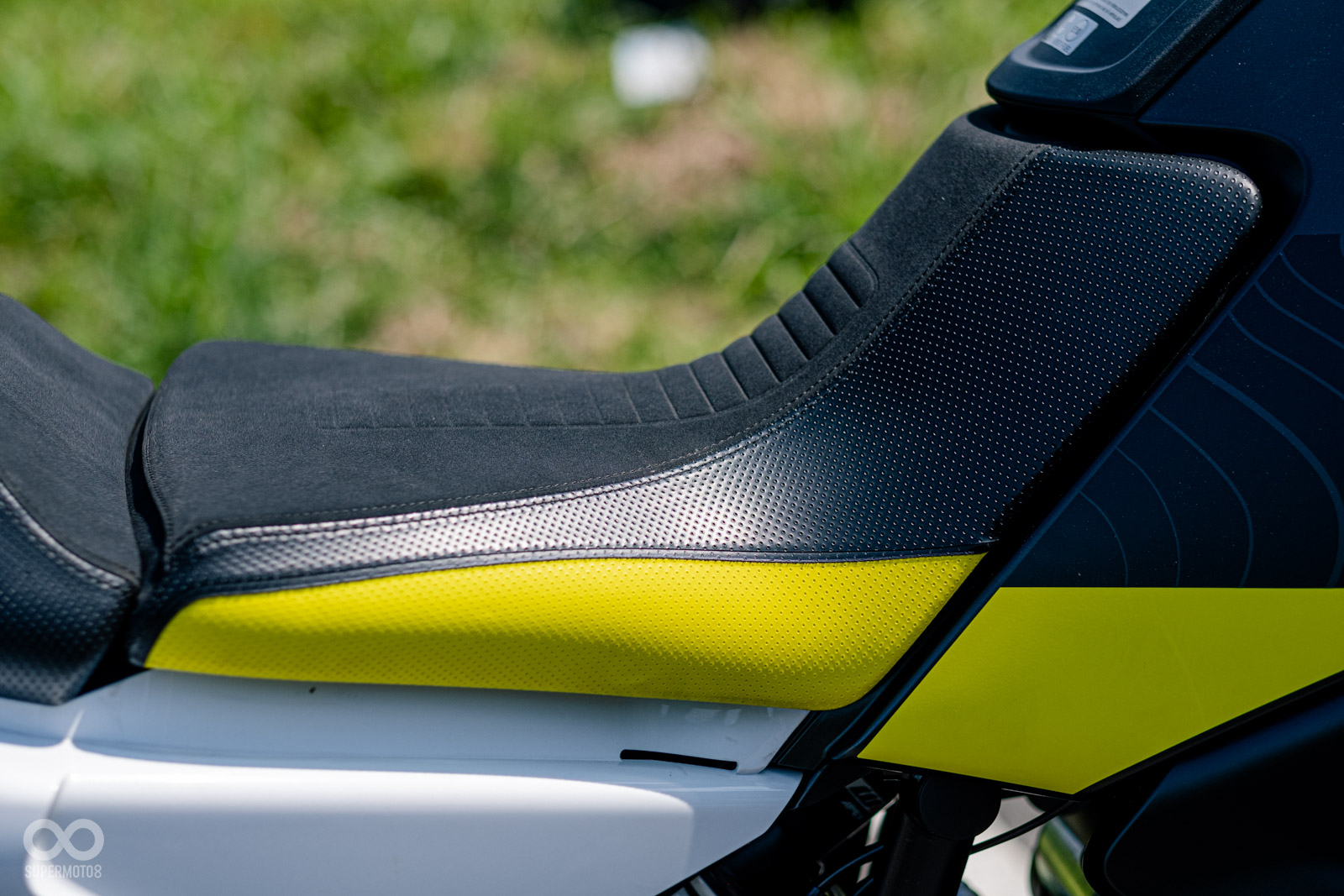 調整坐墊高度會導致車身塗裝線條錯位