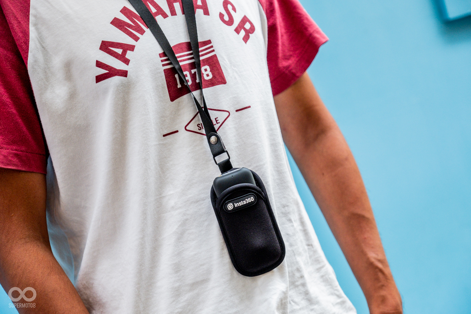 配合原廠的保護套,掛在胸前相當合適、舒服