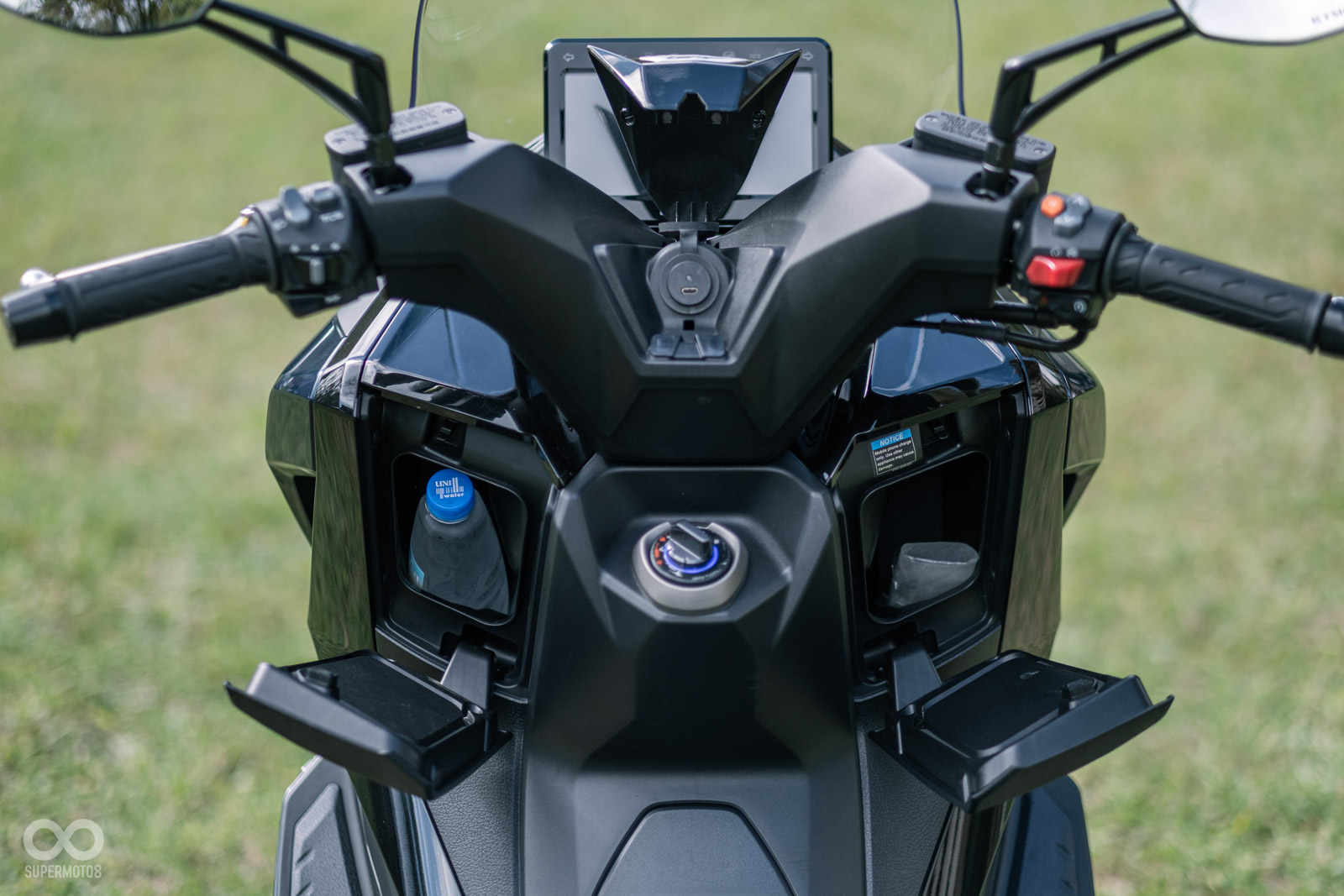 左右兩側都有手套箱,中央的USB-C充電座還留有走線的孔洞