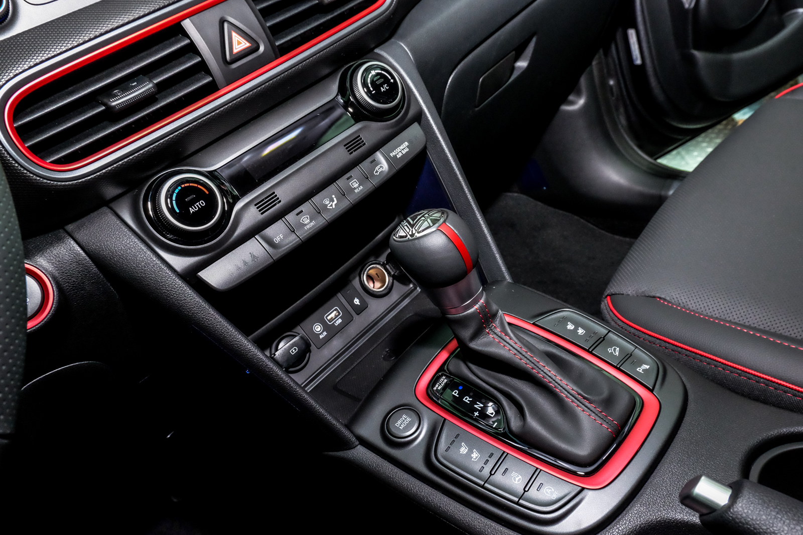 車內採用高對比的黑紅配色，相當的帥氣搶眼